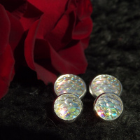 Skimrande vita "drakfjäll"