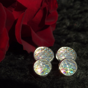 Skimrande vita "drakfjäll"